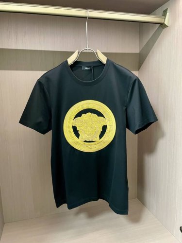 Versace2025春夏新品印度金丝线刺绣圆形Medusa短袖T恤；定制100支双股丝光美国苏皮马长绒棉面料，胸前印度金丝线拼色刺绣圆形Medusa图案，万针