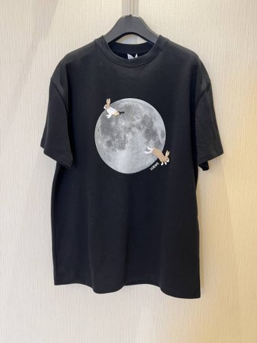精美T恤，以月球图案为中心绣有精巧小兔子点缀，立体效果具象了。简约不简单，后绣有经典Logo图标，上身时尚又潮流，面料柔软细腻，亲肤透气 码数：Sml