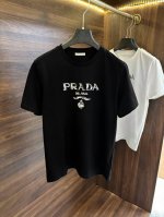 new# Prada 普拉达 专柜同款春夏男士新款简约款圆领短袖T恤。进口定织面料，主打穿着舒适、面料手感丝滑柔软，透气亲肤性极佳，着身无比的舒适，整体质感相当