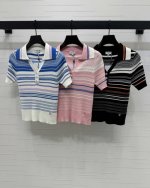 上新原单高端品质 Chane* 2025春夏最新系列 条纹翻领针织短袖 定制进口纱线织造 质感高级舒适 弹力十足 翻领短袖V字半开襟设计 条纹边装点在领边袖口