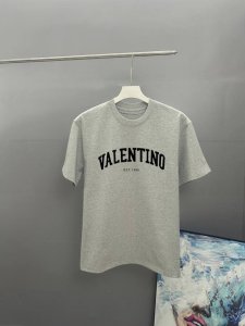 valentno华伦天奴2025春夏经典印花圆领短袖T恤采用280克双纱精棉 衣服偏厚使整体高透气和柔软性 高版本 三标齐全 男女同款 颜色 白色 黑色 灰色