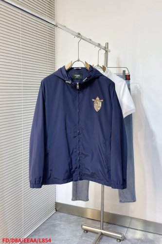 l854 Fdfendi、蓝色高科技布饰章夹克 面料选择： 选用100%锦纶制成的蓝色高科技布面料，通过先进的纺织技术，编织成紧密且轻盈但坚韧的布料，经过特殊处