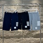 独家版本专注高品质 三标齐全！ Thom Browne 汤姆 .布朗. 男士春夏纯棉宽松经典四条杠运动短裤 回型织棉质面料 弹性腰带 黄铜绳箍发廊条纹细节。 两