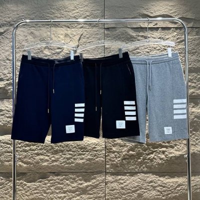 独家版本专注高品质 三标齐全！ Thom Browne 汤姆 .布朗. 男士春夏纯棉宽松经典四条杠运动短裤 回型织棉质面料 弹性腰带 黄铜绳箍发廊条纹细节。 两