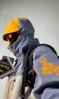 蛇年限定 arcteryx始祖鸟Alpha Sv Lny蛇年限定 众所周日每年始祖鸟都会以十二生肖为思路出一款联名款的新年限定 今年也不例外 此次的蛇年限定胸口