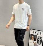 moncl 蒙*25S新款圆领T恤.代工出品！！此款打底衫以基础的版型为框架.胸口采用品牌字母刺绣工艺，细节为整体搭配起到至关重要的作用，袖口经典小帽子绣花造型