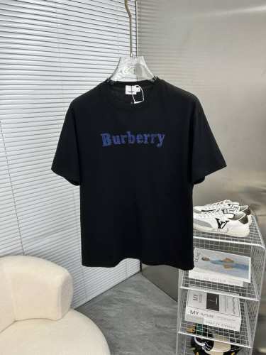 burberry巴宝莉 2025Ss春夏高品质情侣款短袖T恤，甄选高克重纯棉面料，工艺品级别，辅料顶真，车线做工符合精品要求，超级好搭配，落肩款，品质及剪裁设计