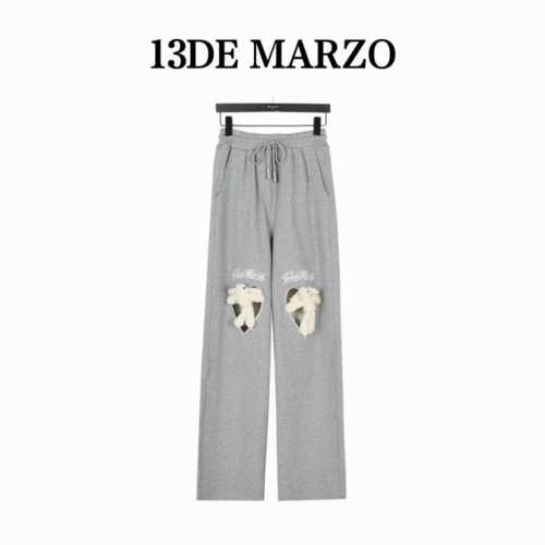 13Demarzo纽绳爱心拉链运动套装 13Demarzo 为你的日常休闲时光增添趣味。 这款休闲套装包括连帽衫和运动裤，提供柔和的灰色和纯净的白色两种选择，每