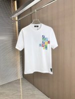 Fend 芬迪 2025春夏新款 圆领短袖 前后手绘印花采用高克重320克双纱精梳棉面料 微宽松版型 面料手感柔软厚实 男女同款 颜色：黑 白 码数：Smlxl