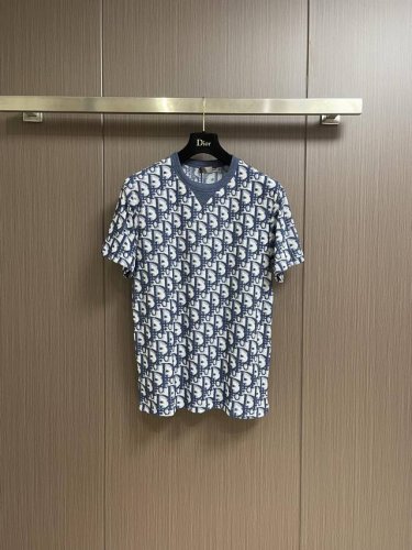 dior 提花满印针织短袖T恤，棉质混纺毛圈平纹针织面料，这款来自二零二四沙滩装限定系列，突显经典的 Obliaue花，搭配S纹圆领和缉面线，别具一格，通体饰以