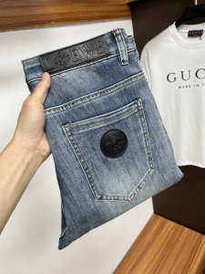 罗意威 2025年夏季最新品牛仔裤出入专卖店无压力 专柜热销款 品味与价值共享 身穿着非常舒适 低调不失奢华 穿出去非常有档次,裤型款式和裁剪亦无需多言 上身精