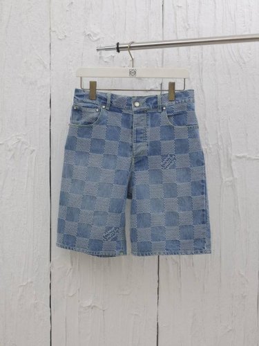 LV* 路易25Ss 春夏新款全新设计牛仔短裤 定制棋盘格纹路牛仔面料，满身现实马赛克像素效果，点缀品牌英文字母提花，刻字白色刻字纽扣，袋口金属小钉子装饰，后腰