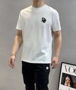 210 Dio*R迪-奥25S新款丝光棉T恤.面料悬垂感强！手感质感都极完美！加上修身的裁剪设计，让你干净利落！时尚又好看！胸口立体3D绣花.做工非常精致！版型