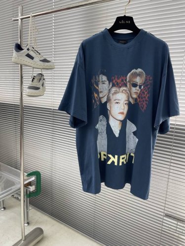 balenciag 25Ss Pp痛衣 注意面料克重为薄版 非市场常规230G 订染面料褪色酵洗处理 确保有发白效果 全息进口数码转印采用8色凹版滚筒印花 叠加