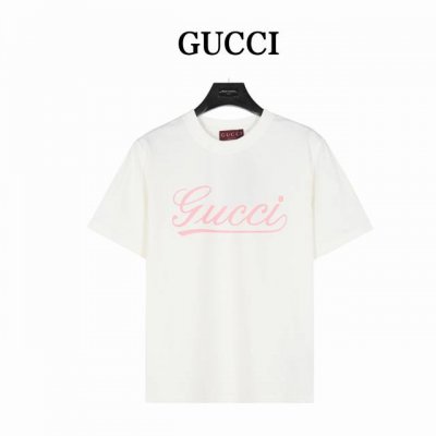 gucci 古驰 粉色字母短袖T恤 夏季渠道限定新款 简约又不失风格的复古品牌标识，夏日炸街酷毙了 情侣气质款，两色推荐入手。采用定制面料。添加杜邦公司Soro