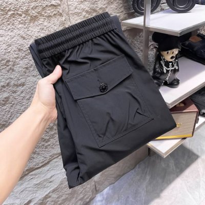 burberry巴宝莉 黑色工装束脚裤 酷感与实用兼具 经典黑色永远不会出错，既显瘦又百搭。宽松的版型加上抽绳设计，能根据自己的喜好调节松紧，舒适度满分。 两侧