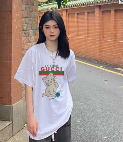 上新！Gucci新款短袖T恤,版型剪裁特别有讲究！上身很洋气显瘦内搭外穿都看 高密针织圆领设计，平整简约！亲肤透爽！T恤面料的柔软性舒适性无可挑剔！男女均可驾驭