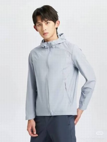 供 可隆Kolon Sport Ss24 Hike系列 防泼水防晒Upf70+透湿连帽轻薄户外夹克 防紫外线防晒服 男女同款。采用防风防泼水轻薄面料柔软透气，面