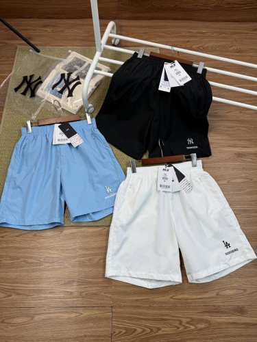 mlb 洋基队小标刺绣夏季梭织运动宽松短裤，这款短裤采用高科技梭织面料，速干性能超一流。想象一下，在烈日下奔跑、打球，汗水湿透衣物是常有的事，但穿着它，汗水能迅