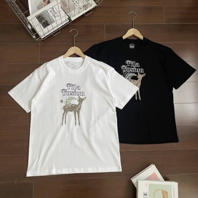 fila斐乐 欧阳娜娜同款夏季小鹿印花 情侣圆领短袖T恤 -面料采用260G纯棉面料，达到透而不露的黄金平衡点，完美规避透视尴尬，成衣尺寸稳定，多次机洗仍能保持