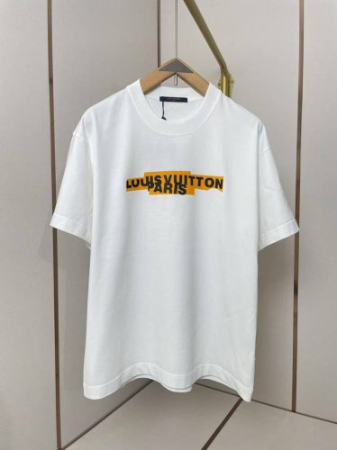 Lv 新品走秀款T恤 胸前后福 植绒+硅胶植绒错乱字母 非常独特吸引眼球 肩部通肩压条 280克纯棉面料舒适透气 黑白双色 男女同款 码数S-Xxl