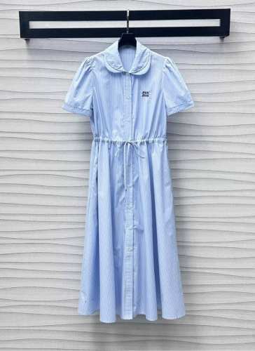 miumi*2025新品上架 抽绳条纹连衣裙 定制Yb进口斜纹全棉材质 质感舒适细腻 沿用纽扣开襟调节配合腰身抽绳系结收腰效果处理 增添造型层次感 更凸显上短下