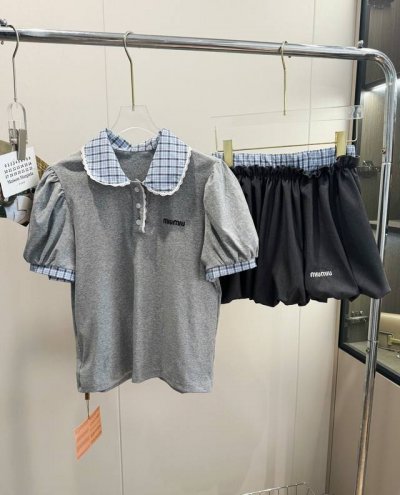 品名：Mium*U格子拼接polo衫灯笼裙裤套装 尺码：M.L 颜色：灰色 这套有没有女团风那味！Miu真的懂女孩子，穿上就是慵懒俏皮大小姐整个人都贵贵气气的！