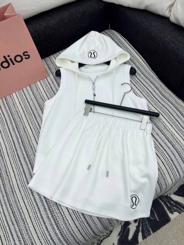lululemon露露乐蒙经典Logo刺绣拉链连帽马甲抽绳松紧腰短裤裙套装 款号：25671105316 颜色：黑色 白色 尺码：Sml S码80-95斤 M码