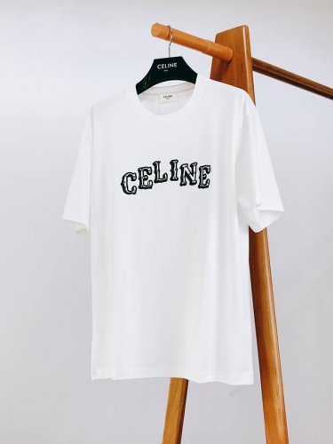 Celine 赛琳 2025Ss春夏新品 简约与精致的时尚诠释。这款T恤以纯色为基调，营造出简洁大方的视觉效果。采用高品质纯棉面料，质地柔软亲肤，透气性佳，带来