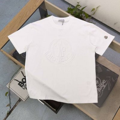 高版本 2025新款Moncler蒙口立体浮雕铃铛雄鸡字母图案Logo压花休闲情侣宽松短袖T恤，独一无二的活性环保面料染色，32支双纱精梳纯棉爽滑手感，纯棉不起