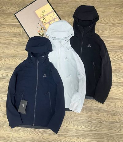 凯乐石M8 连帽软壳外套 最新男女同款 用途:徒步 山地生活 材质:54%锦纶36%聚酯纤维10%氨纶版型:合体版 功能特点: 专为徒步及山地生活设计，兼具防风