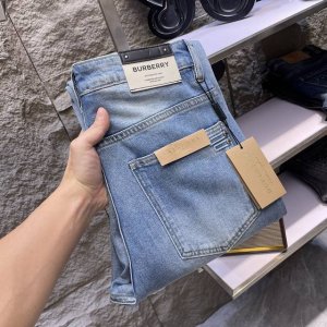 Burberry巴宝莉 宽松直筒 复古渐变牛仔裤 街头酷感必备 经典牛仔蓝搭配独特的渐变效果 颜色由深入浅的过渡自然 仿佛带着岁月的痕迹 复古感直接拉满 直筒的