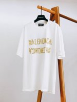 巴黎世家 胶带印花短袖。甄选定织定染全棉双纱紧密棉，布纹清晰，柔软舒适，螺纹釆用定染无色差。经典图案采用环保进口材料胶带纹印花，字迹清晰，立体感满满，成衣水洗作