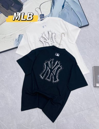 穿上这件Mlb T恤，让你轻松成为街头焦点！它的设计融合了潮流与运动元素，宽松的版型适配各种身材，落肩袖设计更添随性自在。胸前精致的Ny印花标，彰显着纽约洋基队
