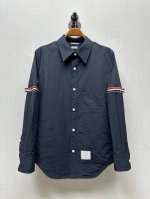 thom-B四条纹臂环衬衣式外套、代工厂出品 贸易公司订单 客供面料 定织定染锦棉饰日本小松涂层工艺 质地密实、挺括有型 衬衫式外套、可以叠加T恤类 成衣水洗、