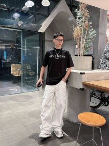 纪梵希 2025春夏新款首发专柜最新款短袖圆领T恤 高端订制 设计前卫时尚！品牌Logo重工艺设计 高端定制丝光云朵棉面料.手感柔软.穿着舒适.专柜级别精致车线