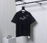 Off Ow White Ow彩色蝴蝶印花短袖 采用日本进口百灵达绣花机，齿轮走线，立体感极强，高密度饱满刺绣，手感柔软！采用进口材料透气环保级，丝网印花，色彩