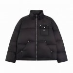 350G白鸭绒充绒量独家版本] prada ｜普拉达 秋冬最新款羽绒服！前胸口袋饰有品牌独特△三角金属铁标徽章 甄选客供100%棉纶材质制作而成，面料拥有极为优