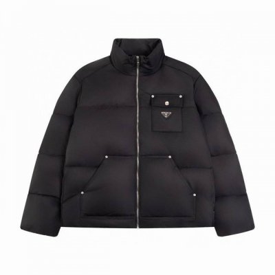 350G白鸭绒充绒量独家版本] prada ｜普拉达 秋冬最新款羽绒服！前胸口袋饰有品牌独特△三角金属铁标徽章 甄选客供100%棉纶材质制作而成，面料拥有极为优