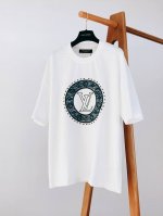Louisvuitton 路易威登 2025Ss春夏新品 重磅级尤物单品，官网在售系列。浮雕短袖T恤，定织微融感高支纯棉面料，手感非常好，前幅浮雕标识印花图案装
