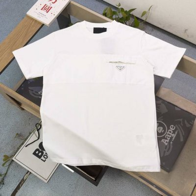 款号 Cx8881 高版本 2025新款prada普拉达拼接口袋三角徽标Logo休闲情侣宽松短袖T恤 独一无二的活性环保面料染色 32支双纱精梳纯棉爽滑手感 纯