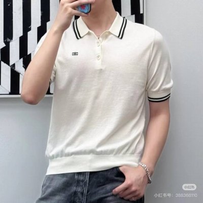 Celine 赛琳2025新款凯旋门针织翻领polo衫 简约而不失格调 Celine 这款针织白色polo衫 经典版型邂逅精致细节 黑白撞色条纹勾勒领口与袖口
