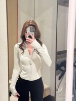 白蛋白 Lulu螺纹短款上衣瑜伽外套 最期待的Lululemon树莓色他来了 对于Lululemon家来说 比起瑜伽裤，我一直比较心心念他家上衣尤其这个被夸爆了