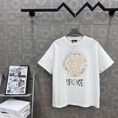120 versace 范思哲 美杜莎黑金涂鸦印花 logo标识精致升级，灵感源自八十年代复古 原版面料 官方同款 短袖T恤 定制260克同缸染面料 手感非常舒