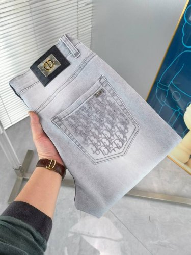 迪奥 新款来袭2670春夏款薄款新品 专柜有售 实体店极品牛仔裤专柜原版1:1好货，适合各个年龄段。市场最高版本的欧洲进口面料。舒适柔软亲肤，上身效果超级棒时尚