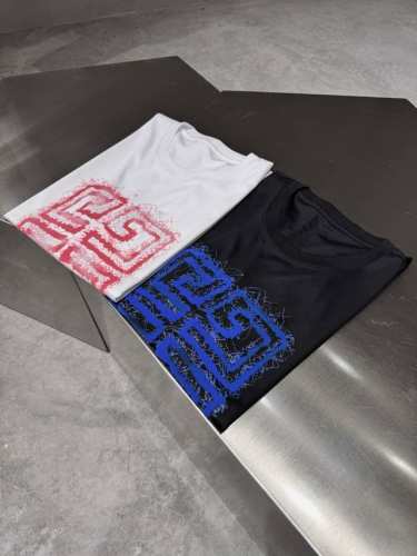 品牌：纪梵*希 价格p： 颜色：白色 黑色 尺码：M-3Xl 介绍；2025春夏新款男士短袖T恤，都市休闲风格，极具设计感的一款单品，顶级外商客供定制棉面料，上