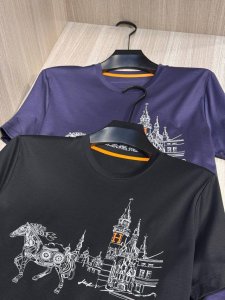 型号Hs019#，爱马家 2025春夏最新城堡机械马刺绣男士圆领T恤衫，胸前极具代表性的城堡和机械马图案，采用万针级高端3D立体刺绣工艺，每一针每一线都是那么精