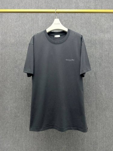 do-Z， ,D*Or 25Ss夏季新款 圆领棉质短袖体恤衫 采用黑色仿旧效果棉质平纹针织面料精心制作 背面饰以 Christian Dior Couture