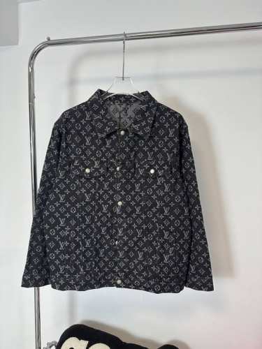 款号：Hmy61# Louis Vuitton Lv路易威登满印提花牛仔夹克外套 整体衣服设计感十足 经典满印Lv字母Logo 非常有高级感 25最新纯色搭配白