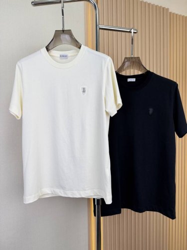 巴宝莉Burberry 25春夏重工圆领短袖，刺绣艺术，匠心战马贴布绣工艺。 胸口B字母盾牌Logo 立体绣元素，战马图腾跃然于针尖，Burberry以超高规格
